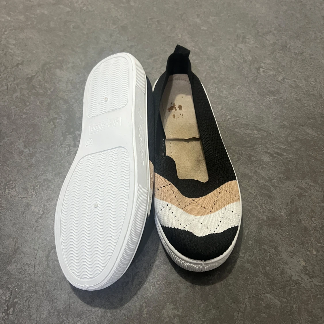 Svarta och beige ballerinaskor med mönster - 1