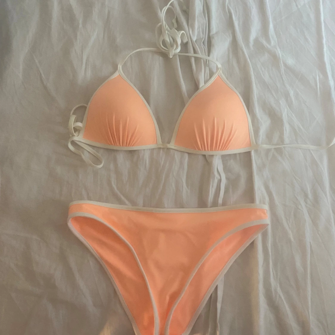 Persikofärgad bikini med vita detaljer från H&M 