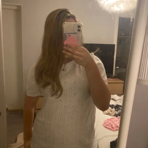 Vit kortärmad tröja med broderi - Söt vit tröja med korta ärmar och broderade hålmönster över hela tyget. . Klassisk rund halsringning och rak passform.  Köpte den på shein för länge sedan 