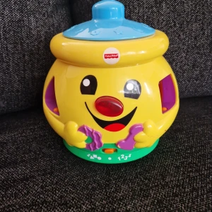 Fisher-Price Laugh & Learn Sorteringsburk polska språk  - Fisher-Price Laugh & Learn sorteringsburk med fem färgglada former. Polska språk. Lär ut siffror och former med ljud och musik. Fint skick, alla delar medföljer och fungerar. Perfekt för små barn som vill lära sig och leka samtidigt.