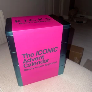 KICKS Iconic Advent Calendar - Säljer KICKS Iconic Advent Calendar – en lyxig adventskalender fylld med smink och skönhetsprodukter. Perfekt för dig som vill unna dig själv eller någon annan en överraskning varje dag i december, samtidigt som du får chansen att upptäcka nya favoriter ur KICKS breda sortiment.