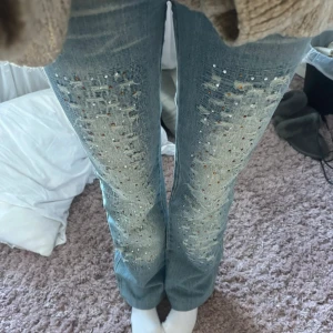 glitter low rise jeans - Skit snygga unika jeans med coola glitter detaljer som tyvärr va försmå för mig🫤