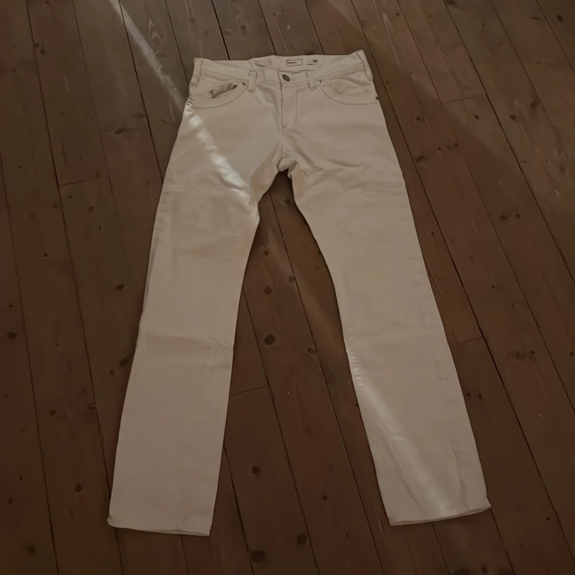 Vita jeansbyxor från ENERGIE, stl 31