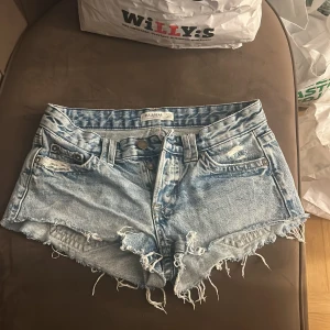 Lågmidjade jeansshorts från pull&bear - Säljer ett par lågmidjade jeansshorts från pull&bear som inte säljs längre, svåra att få tag i. Jag ÄLSKAR dem men de har tyvärr blivit försmå för mig. 