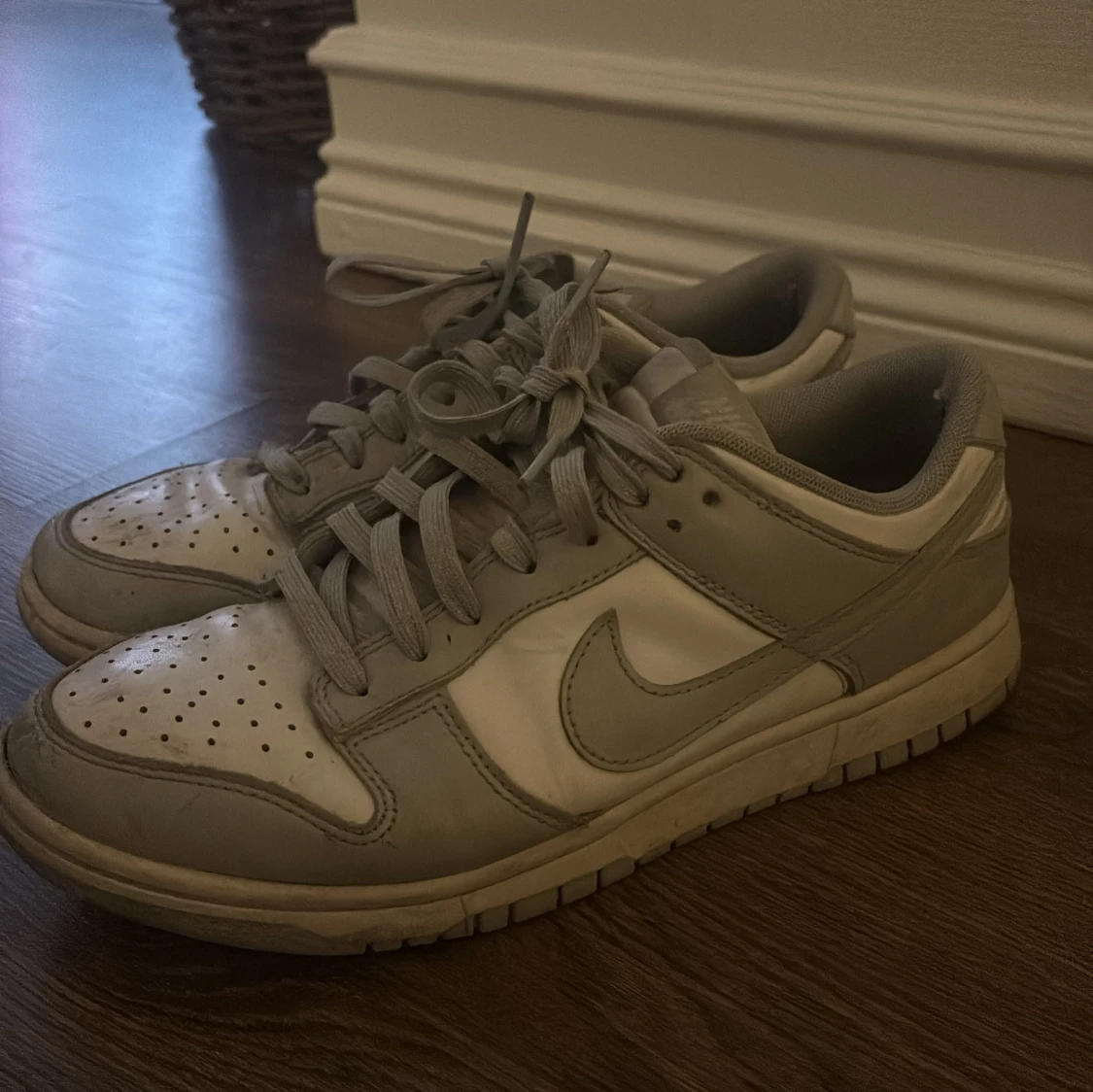 Nike Dunk Low i grå och vitt - 2