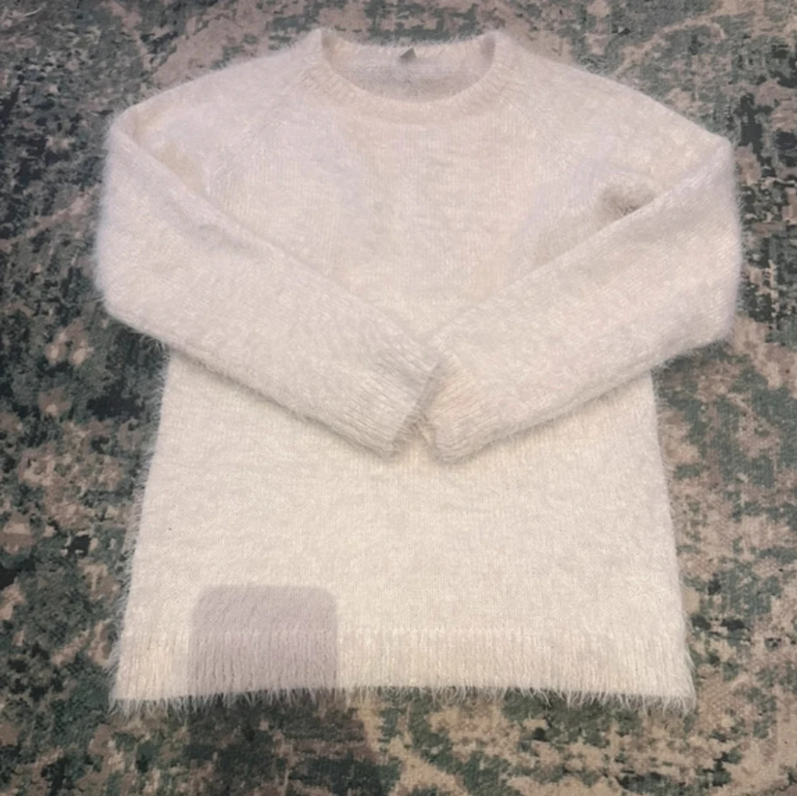 Fluffig vit stickad tröja - 1