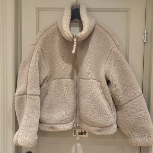 Beige teddyjacka från H&M - Super fin jacka från hm använd ca 3 gånger 🥰 