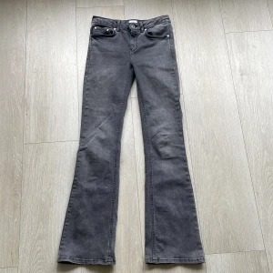 Grå bootcut jeans från Grunt, stl 27 - Snygga grå jeans från Grunt i modellen Texas Low Flare Grey. Använda 2-3 gånger
