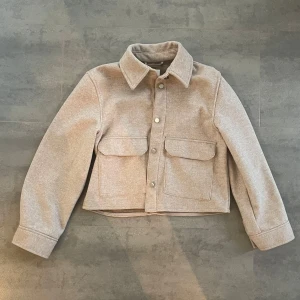 Beig jacka från H&M  - Beige jacka från H&M i storlek S, nästan oanvänd.