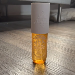 Sol de Janeiro Cheirosa 62 Parfym - Parfym med doftnoter av pistage, mandel, heliotrop, jasmin, vanilj, salt karamell och sandelträ. Volym: 90 ml. Tillverkad i USA. Perfekt för dig som vill sticka ut med en unik och beroendeframkallande doft.