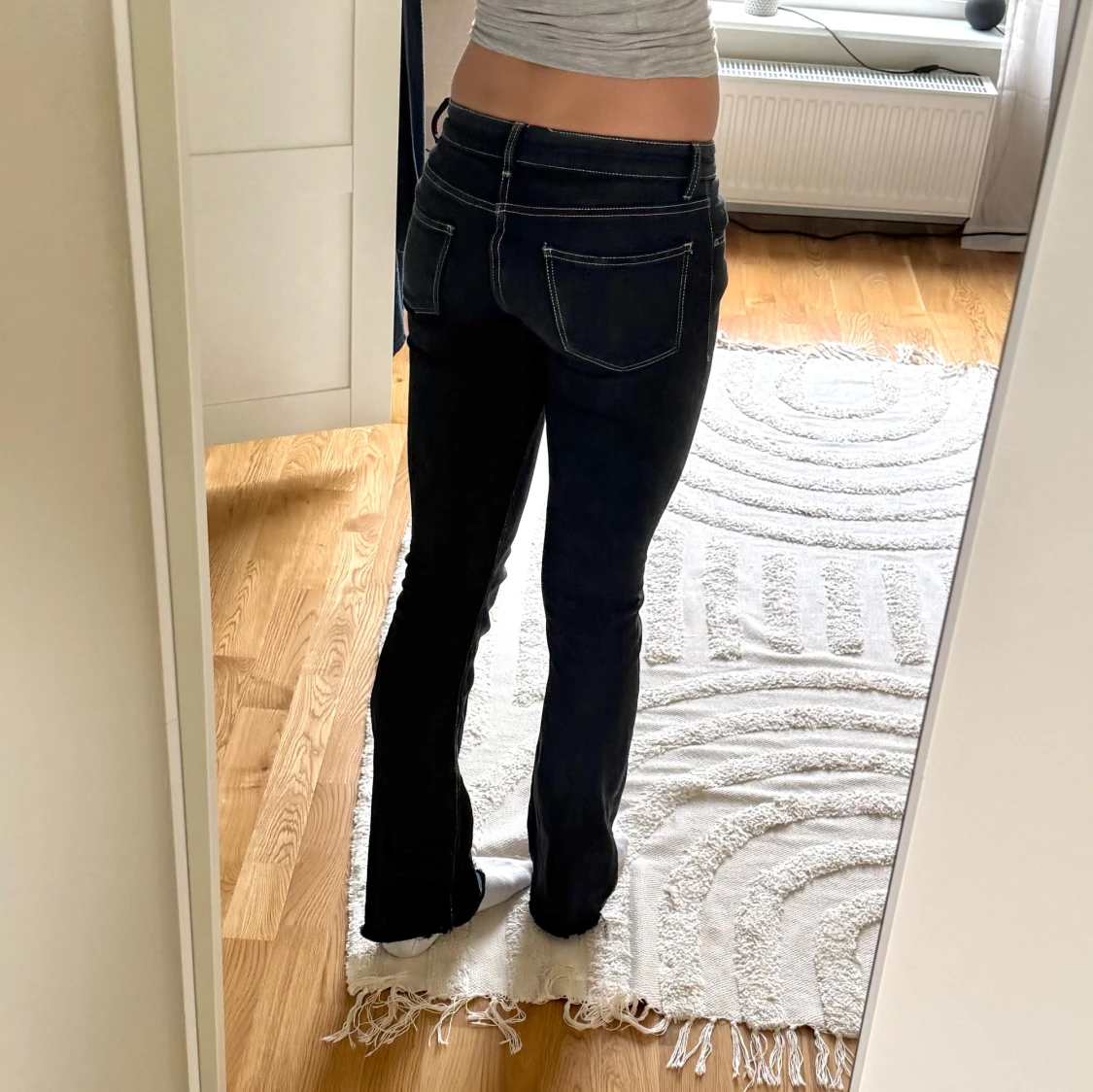 Svarta bootcut jeans med låg midja  - 2