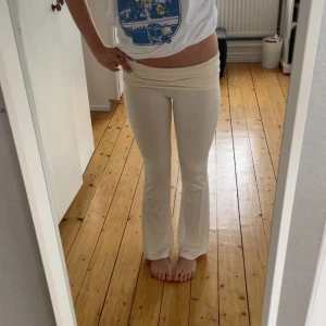 Beiga flare yogapants från GinaTricot - Jättecjute beiga flare yogapants  från Gina Tricot i storlek XS. Byxorna är lågmidjade med stretchigt bomullsmaterial och har en tight passform upptill som släpper ut vid bensluten. Säljer då de inte kommer till användning och de har inga defekter💕