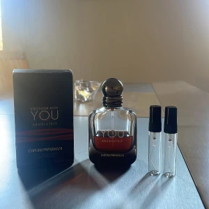 Stronger with you absolutely, sample  - Stronger With You Absolutely – 2x5ml sample. Det är en intensiv, varm och söt herrdoft med noter av rom, kastanj, lavendel och vanilj. Perfekt för kvällar, dejter eller kalla dagar. Testa doften innan du köper en hel flaska. [10ml för 130kr, 5ml för 70kr, och 2ml för 35kr]
