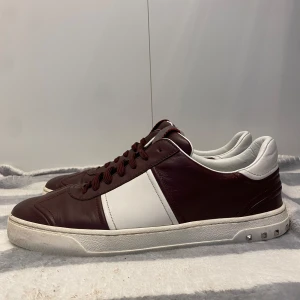 Valentino flycrews  - Säljer ett par valentinos i storlek 43 allt og med följer färg vinröd alla nitar finns kvar de är ganska nya och knappt använda hör av er vi frågor 