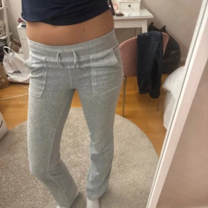 Juicy Couture byxor - Snygga grå byxor från Juicy Couture. Knappt använda storlek xxs så tyvärr lite korta och små för mig därav har dom inte kommit till användning. Men supersnygga och jättesköna.
