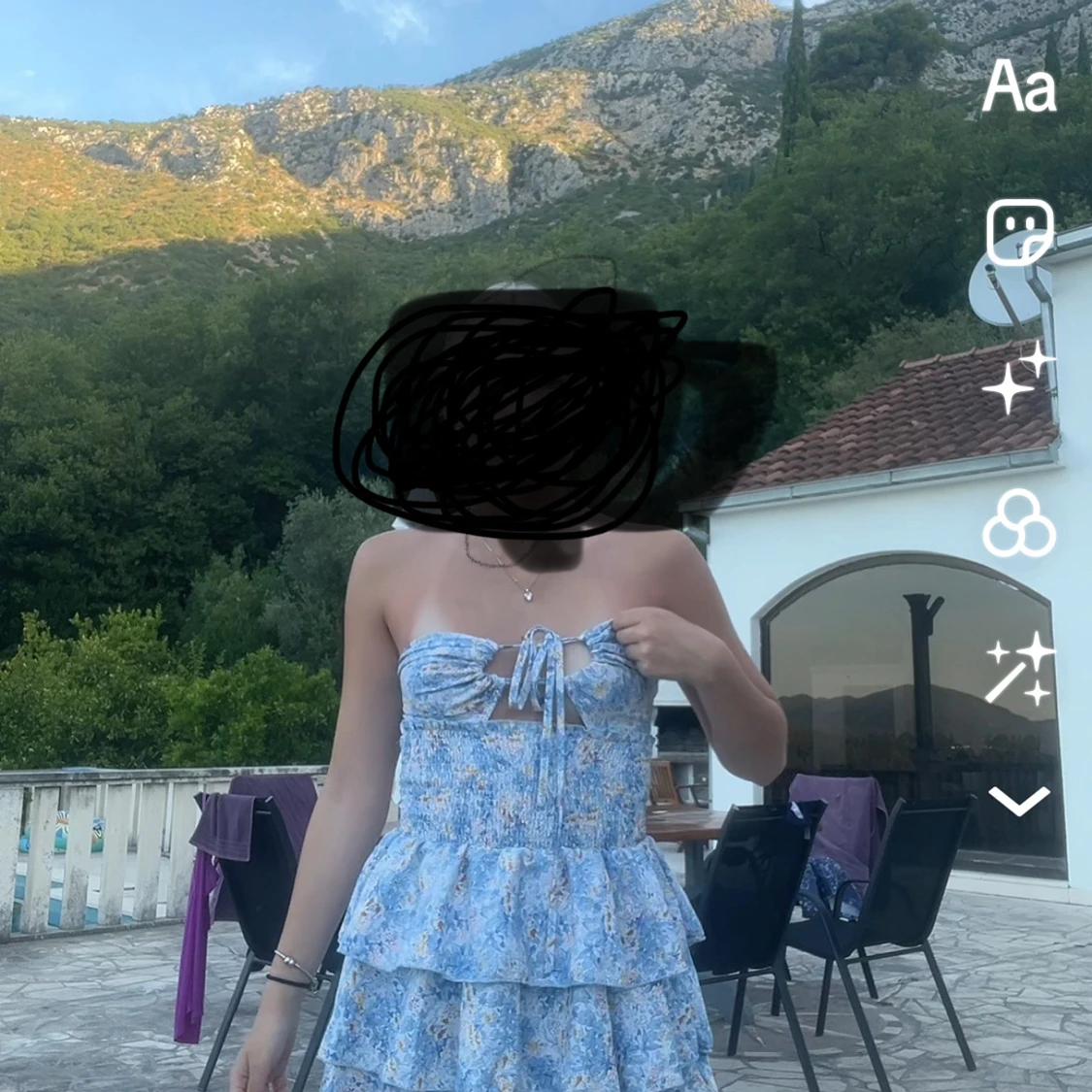 Blommig blå volangklänning med knyt - 3