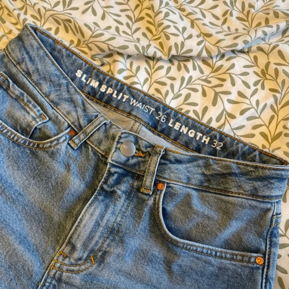 blåa jeans med slit från bikbok - 3