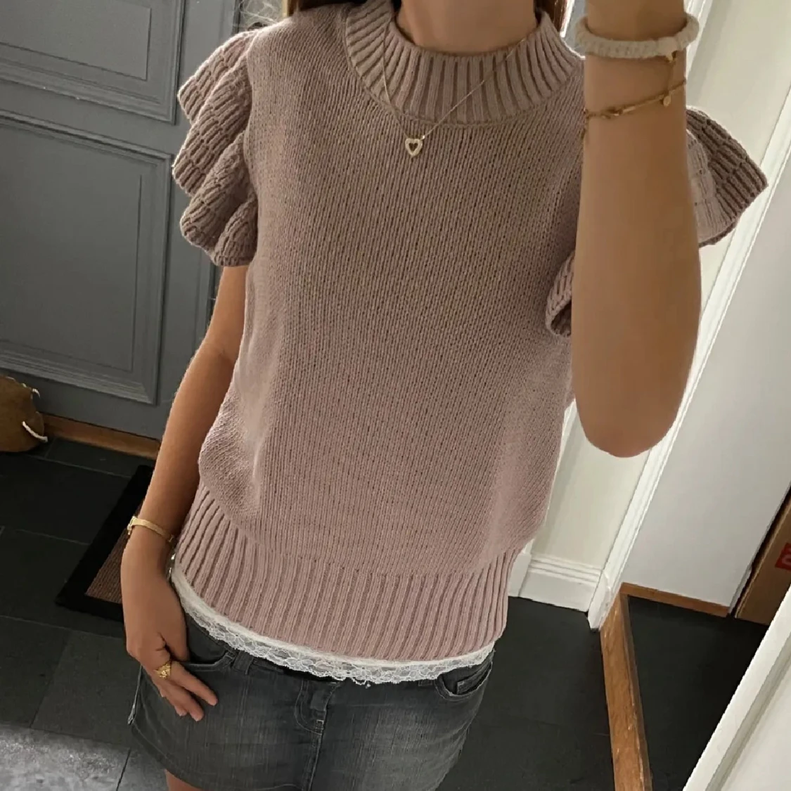 Stickad beige topp med volangärm