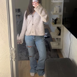 Ljusblå jeans med slitningar - Fina blåa jeans, använt fåtal gånger men kommer inte till användning längre! 