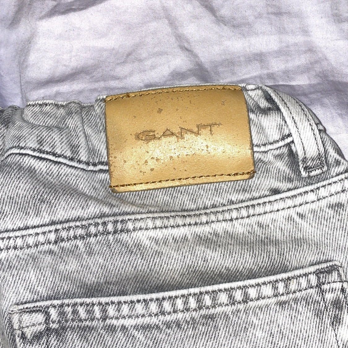 Grå jeans från GANT med raka ben - 3