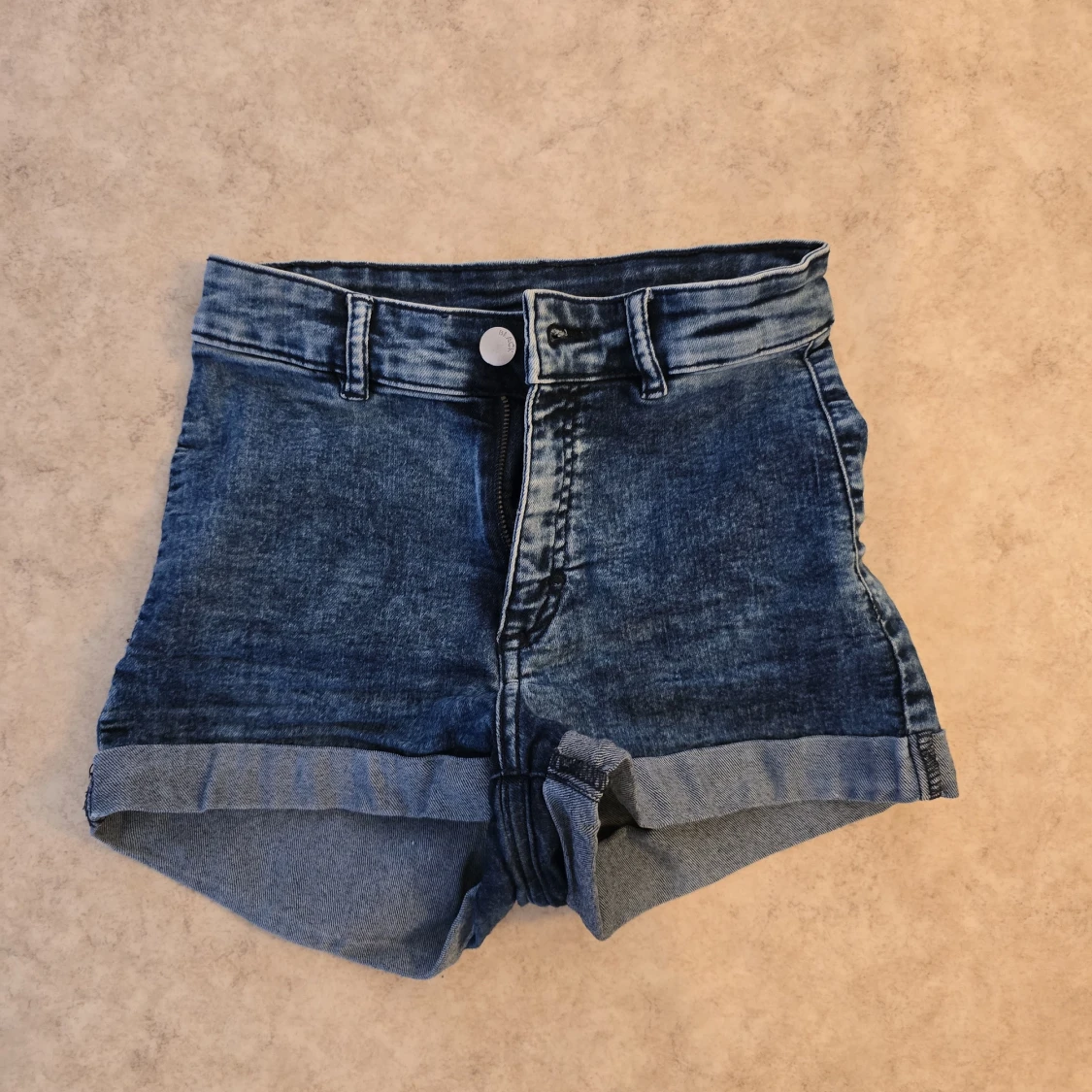 Blå högmidjade jeansshorts