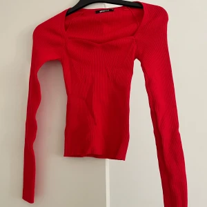 Röd ribbad långärmad topp Gina Tricot - Snygg röd långärmad topp från Gina Tricot i ribbat material. figurnära passform 