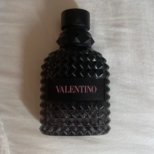 Valentino parfym, svart flaska.      - Stilren parfym från Valentino i en cool, svart noppig flaska. Perfekt för dig som vill sticka ut och addera en lyxig touch till din stil. Märket är känt för sin trendiga design och exklusiva känsla. Volym och ingredienser syns ej på bilderna. Typ helt oanvänd. Pris kan också diskuteras
