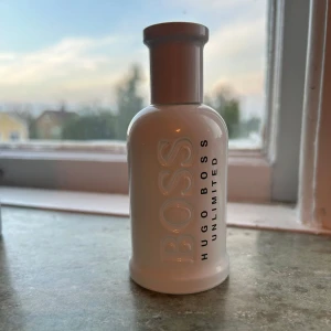 Hugo Boss Unlimited parfym - Stilren parfym från Hugo Boss Unlimited-serien. Perfekt för dig som vill ha en modern och fräsch känsla. Flaskan är lite mer än halvfull. 