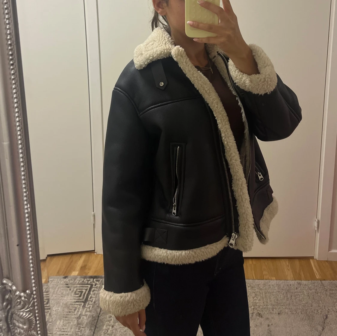 Svart pälsfodrad skinnjacka - 2