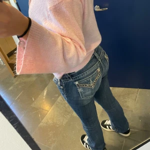 Blå lågmidjade jeans med detaljer - Säljer mina miss me jeans som är ett bra skick lite slitna i botten på jeansen men det syns knappast och har ett pyttelitet hål i innerlåret men det går lätt att sy. Skicka om ni vill se mer detaljerat🫶🏼det är stl 26 och sitter som en S