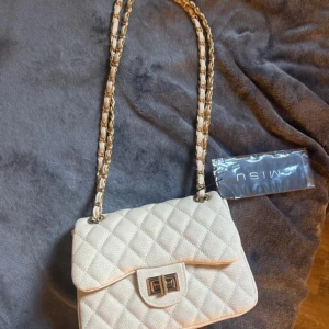 Väska - SKICKAR ENDAST VIA INSTABOX! Ny väska, jättefin med justerbart band