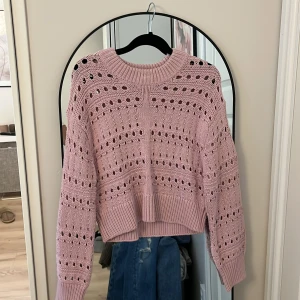 Rosa stickad tröja från Gina Tricot - Supersöt ljusrosa stickad tröja från Gina Tricot i storlek XS. Tröjan är hålig vilket är snyggt med ett linne under eller bara som den är. Perfekt att styla med jeans t skolan. 💕