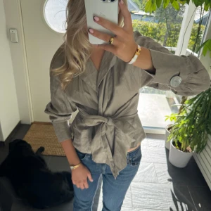 Beige omlott blus  - Storlek M