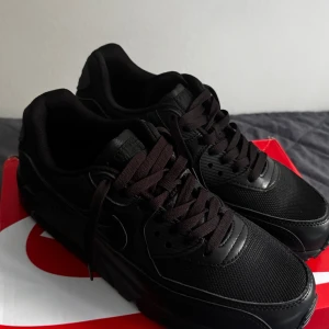 Nike Air Max 90 Triple Black sneakers - Säljer ett par helsvarta Nike Air Max 90 sneakers. Billigare pris vid snabbaffär.Helt nya använda en gång. Kom med bud och frågor