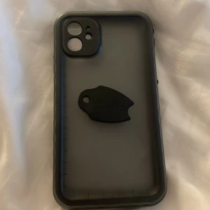 iPhone 12 Skal Vattentätt - Robust vattentätt skal för iPhone 11. Skyddar mot stötar, damm och vatten. Skalet är i gott skick utan synligt slitage och levereras komplett med front- och baksida. Perfekt för dig som vill skydda din mobil i vardagen eller på äventyr.