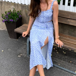 Somrigt set  - Superfint ljusblått set bestående av långkjol och topp. Använd endast ett fåtal gånger. Går att köpa separat men säljer helst hela setet! ❤️ 