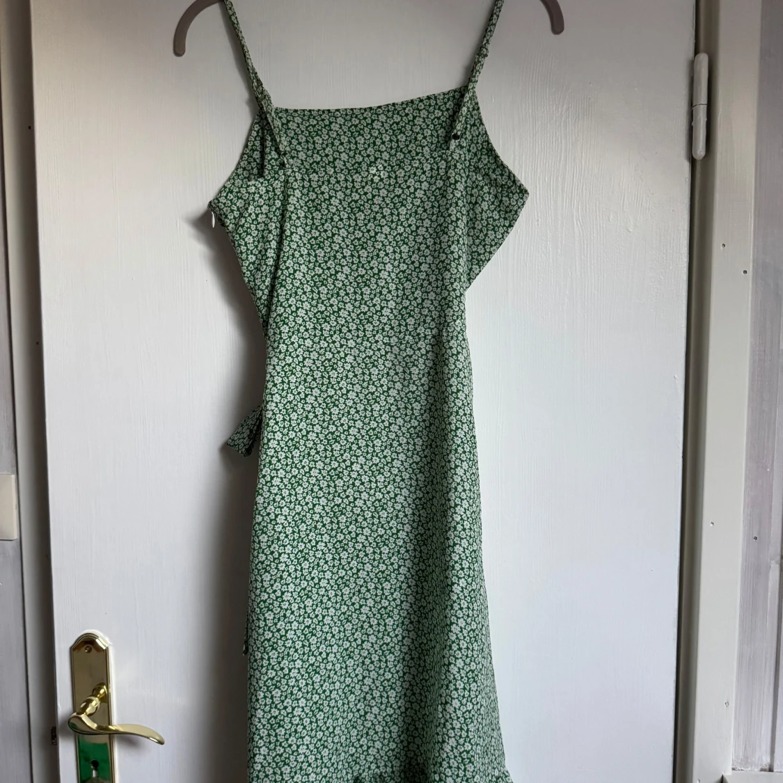 Grön blommig omlottklänning - 1