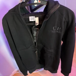 CP company zip hoodie - En riktigt fet CP Company hoodie som är helt ny. Storlek M men sitter som S. Hör av dig vid frågor, priset är inte heller hugget i sten! 🤝☺️