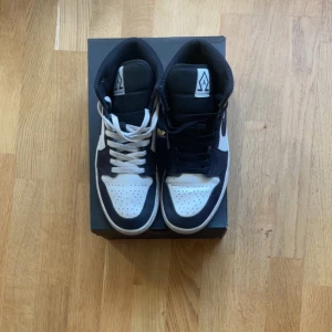 Jordan 1 mid - Säljer nu mina använda Jordan 1 mid Diamond, skorna är frf väldigt fina förutom sulan som är rätt så använd. Skriv vid frågor!!!