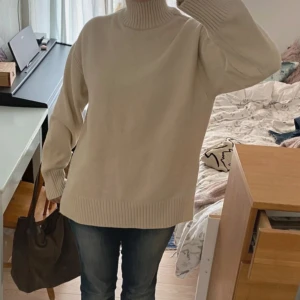 stickad polotröja - Säljer denna super fina tröja med krage som jag köpte på Vinted men som tyvärr inte passade mig💕