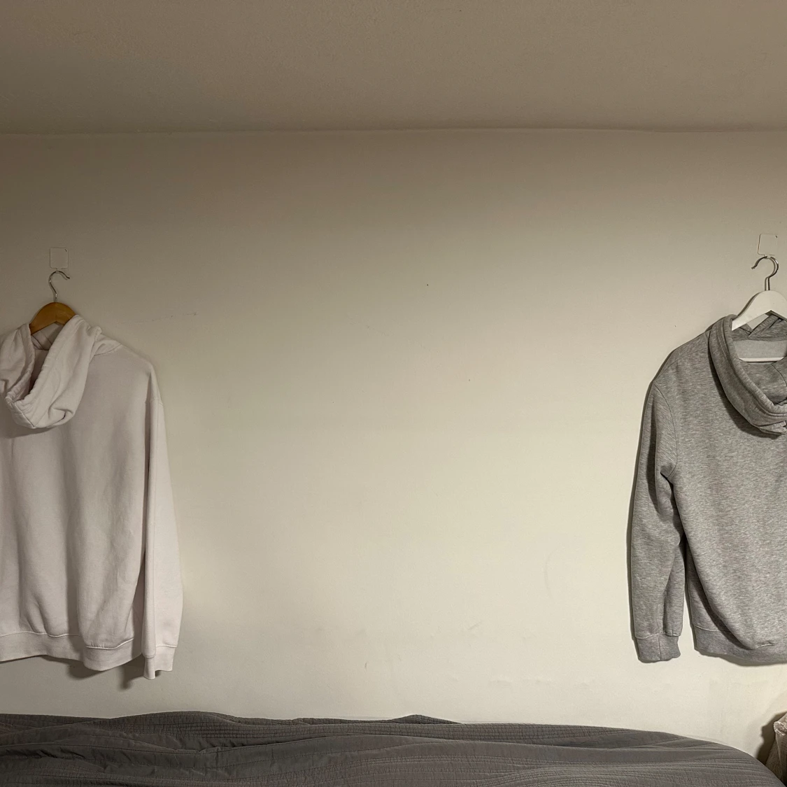 Grå och vit hoodie med huva - 1