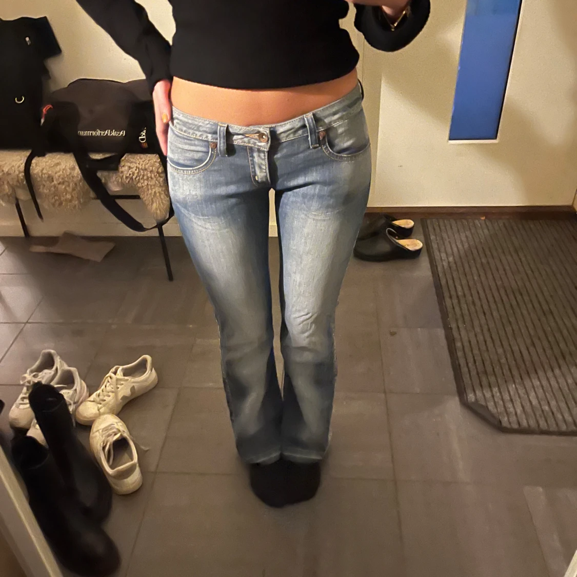 Lågmidjade bootcut jeans i ljusblå denim - 1