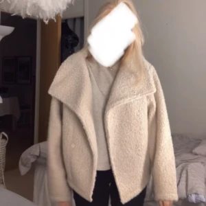 Beige teddyjacka med stor krage från Gina tricot  - Mysig beige teddyjacka. Jackan är i fluffigt teddy-material och har långa ärmar🤍 Perfekt för kalla dagar när du vill vara både varm och stilren! Fungerar både vår och vinter. Använd fåtal gånger, inga slitage! Nypris är 600kr och den är slutsåld på hemsidan!🤍 pris kan diskuteras
