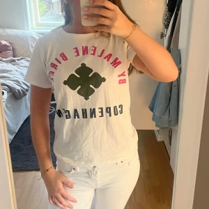 T-shirt - INTRESSEKOLL)) By Malene Birger T-shirt. Köpt på Arkivet. Använd 2 gånger. Super fint skick, förutom att det finns ett super super litet hål som man ser på sista bilden. (Hålet var där när jag köpte) 