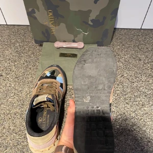 Valentino Rockrunner  - Säljer dessa  valentino rockrunners i storlek 40 passar 41 också. De har en unik och väldigt snygg färg som kommer passa perfekt till vinter höst och vår🙌Nypris 7000, . Box dust bag och extra snören med kommer vid köp🤝. Hör av er vid minsta lilla fundering eller fråga💯🤝