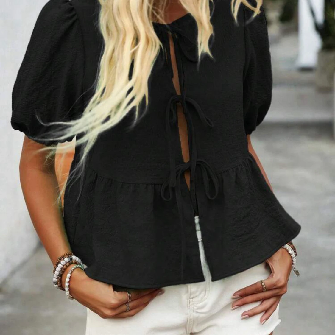 Blues med knyten och puffärmar