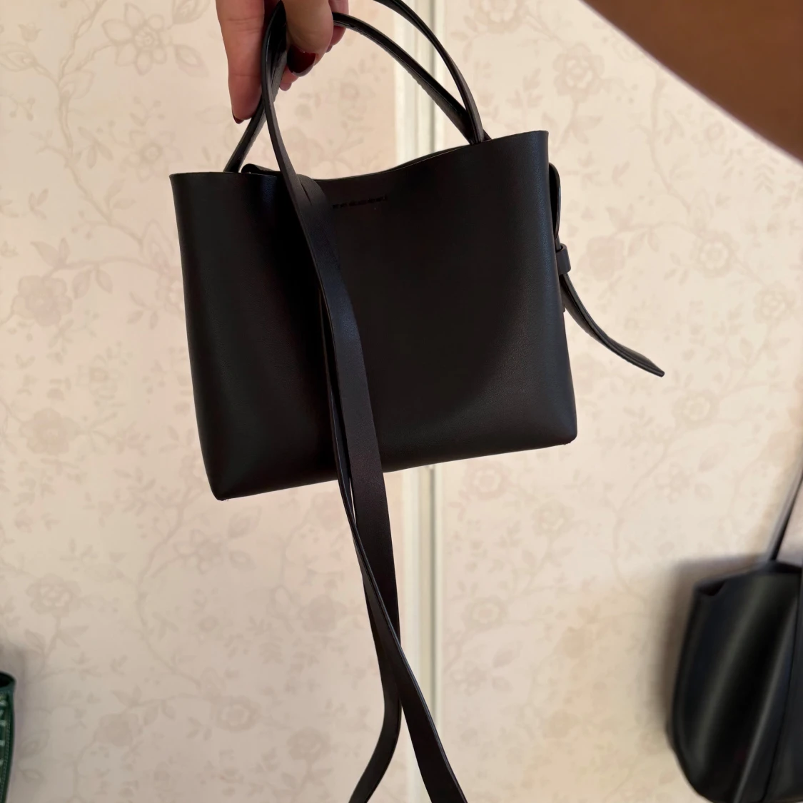 Svart handväska från ARKET i skinn - 2