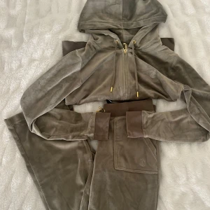 Juicy set - Jag säljer detta sett då det inte längre kommer till användning. Byxor är i storlek Xs och huvtröjan i storlek M.   