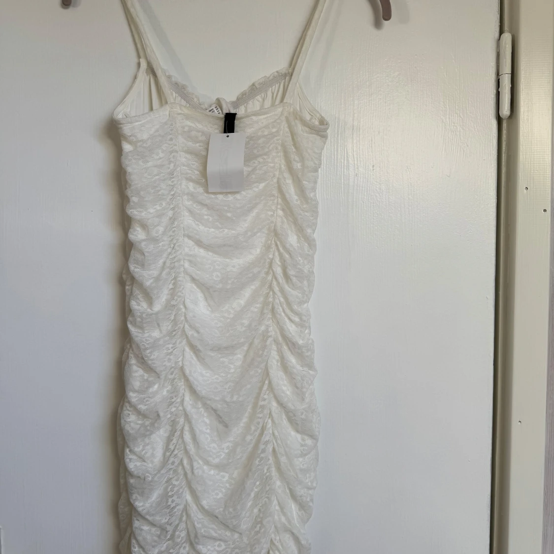 Vit omlott kortklänning med spets - 1