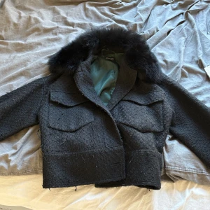 Meotine kappa/jacka - Svart Meotine jacka storlek S/M, den är rätt så noppig men det går att ta bort om man lägger lite tid på det, ena knappen till pälsen har även lossnat men inget som syns när jackan är på! 